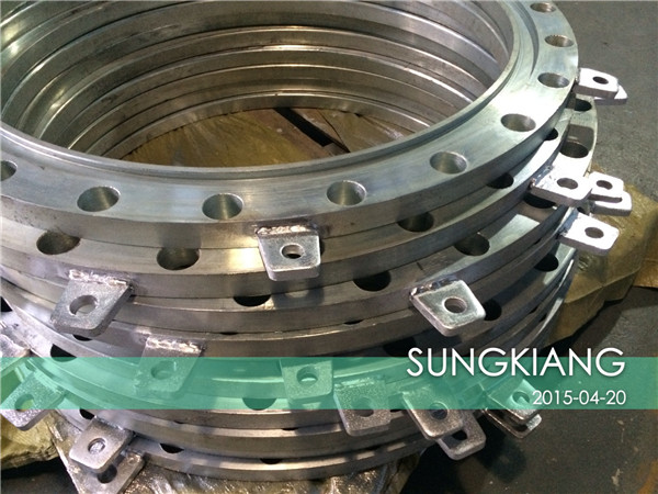 大口徑加固型橡膠軟連接加工過程 加固耳朵已經焊接好了加固型橡膠接頭:橡膠接頭加裝加固裝置教程!