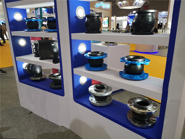 16kg法蘭+25kg橡膠閥體+防拉脫限位裝置橡膠軟連接